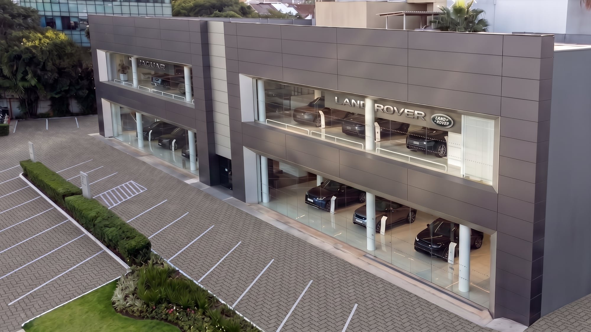 Vista aérea da concessionária Jaguar Land Rover em Pinheiros, São Paulo