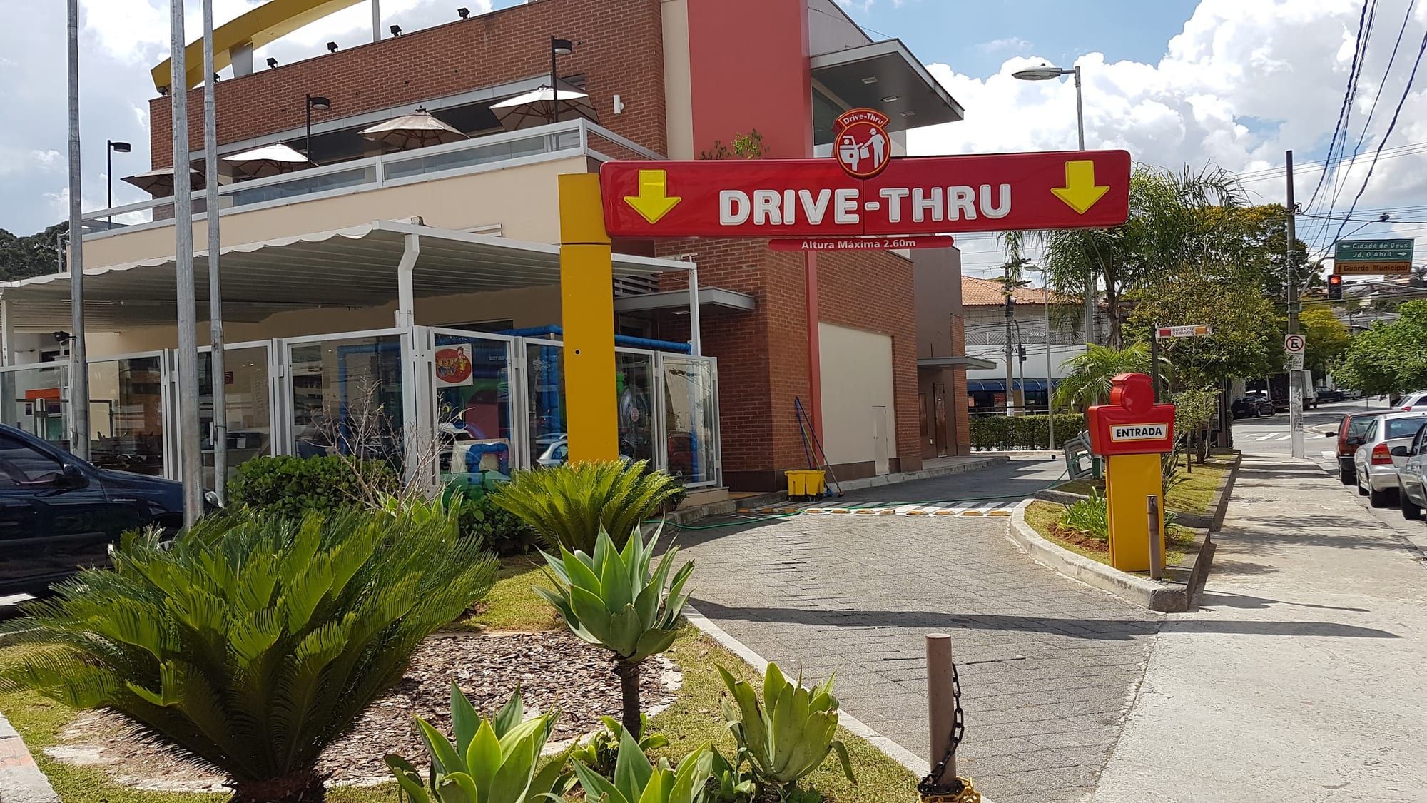 Restaurante McDonald's com drive-thru em Osasco, SP