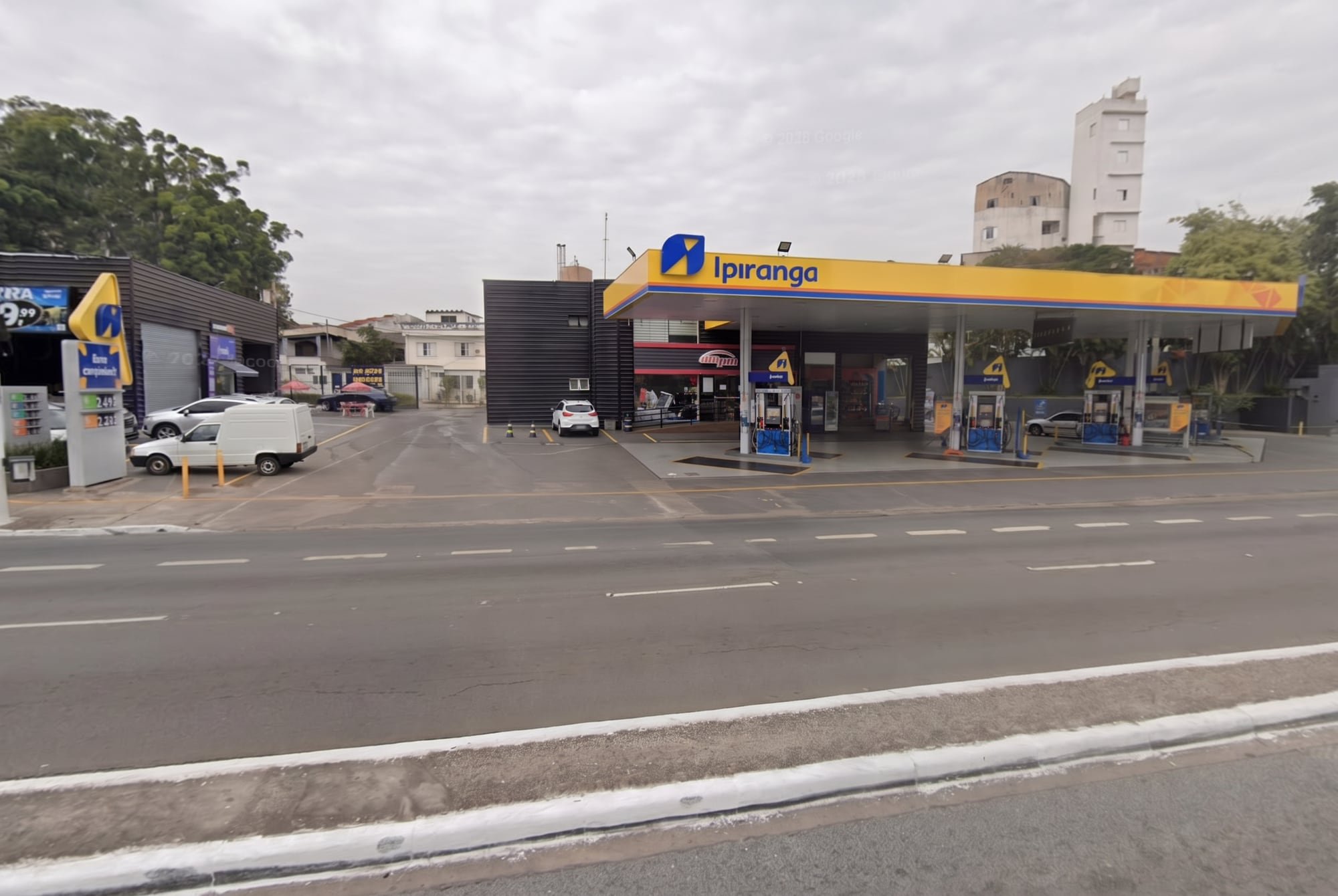 Posto Ipiranga com loja AmPm na Av. Interlagos, em Santo Amaro, São Paulo